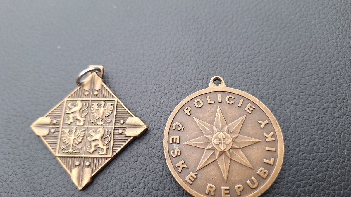 Policisté našli medaile ukradené z hrobu jejich kolegy. Zloděj je víc než rok používal jako klíčenku